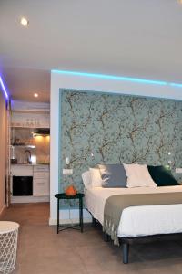 una camera con un grande letto con una parete blu di Suite Estudio Montaña a Torremolinos