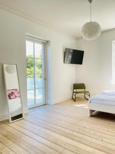 um quarto com uma cama, um espelho e uma televisão em aday - City Central Mansion - 1 Bedroom with big terrace em Aalborg