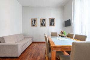 罗马Rome Aparts的带沙发和桌子的客厅