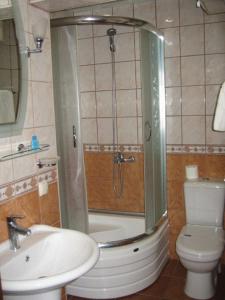 uma casa de banho com um chuveiro, um lavatório e um WC. em Hotel Atasayan em Gebze