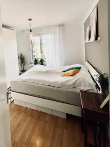 Modern, gemütlich, sehr zentrumsnah & ruhig في لايبزيغ: غرفة نوم بسرير كبير مع أرضية خشبية