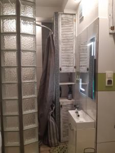 mała łazienka z umywalką i prysznicem w obiekcie Mieszkanie 2-pokojowe w mieście Rzeszów