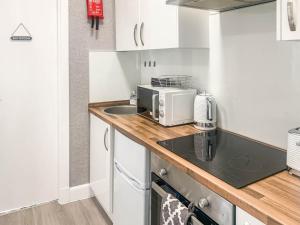 Kuchyň nebo kuchyňský kout v ubytování The Rosebery Retreat By The Castle 1-Bed Apartment