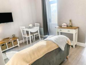 TV a/nebo společenská místnost v ubytování The Rosebery Retreat By The Castle 1-Bed Apartment