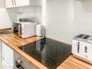 Kuchyň nebo kuchyňský kout v ubytování The Rosebery Retreat By The Castle 1-Bed Apartment + 25 fotografií