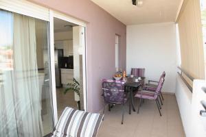 Cette chambre dispose d'un balcon avec une table et des chaises. dans l'établissement Apartment Toma, à Kučine