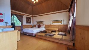 a bedroom with a bed and a table in a room at Yosemite Park B&B in Ren'ai