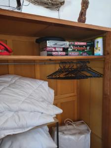 a shelf with books on it next to a bed at LA GRANGE in Gien