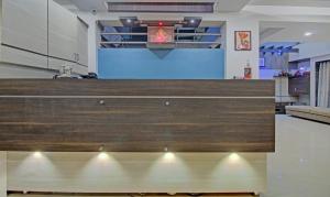 - un hall avec un comptoir en bois dans l'établissement Treebo Trend Sumati Baner, à Méribel Village
