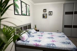 een kleine slaapkamer met een bed met bloemen erop bij Babylon Apartments On Chornovola in Rivne