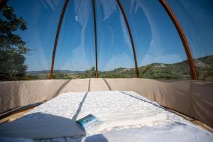 Bett in einem Zelt vor einem Fenster in der Unterkunft Rtanj hotel sa 1000 zvezdica 2 in Vrmdža