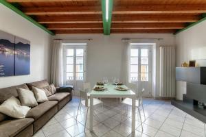 ein Wohnzimmer mit einem Sofa und einem Tisch in der Unterkunft Appartamento Centro Storico in Como