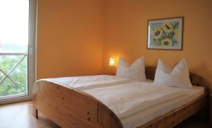 - une chambre avec un grand lit blanc et une fenêtre dans l'établissement Seute Deern, à Kirchdorf