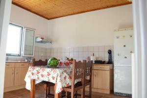 Kuchyňa alebo kuchynka v ubytovaní Villa Vicky Corfu