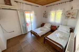 Posteľ alebo postele v izbe v ubytovaní Villa Vicky Corfu