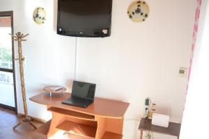 Televízia a/alebo spoločenská miestnosť v ubytovaní Villa Vicky Corfu