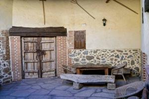 patio con panca e muro di mattoni di Un espacio único, 'La Casona del Señor' con bodega a Caleruela