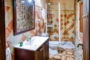 A bathroom at Un espacio único, 'La Casona del Señor' con bodega Még 15 kép