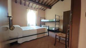 ValfabbricaにあるLocanda Francescanaのベッドルーム1室(二段ベッド2台、窓付)が備わります。