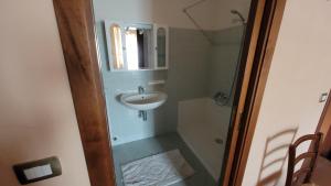 ein kleines Bad mit einem Waschbecken und einer Dusche in der Unterkunft Locanda Francescana in Valfabbrica