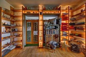 una habitación con puerta y estanterías de zapatos en Allgäuer Panoramahotel, en Oberstaufen