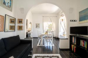 - un salon avec un canapé et une table dans l'établissement Angolo di mare by PortofinoVip, à Portofino