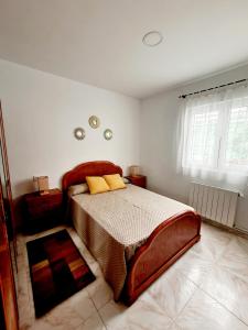 sypialnia z dużym łóżkiem w pokoju w obiekcie A Casa de Carmen w mieście Frije