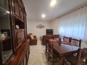 salon ze stołem i kanapą w obiekcie A Casa de Carmen w mieście Frije