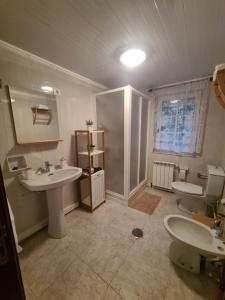 łazienka z dwiema umywalkami i toaletą w obiekcie A Casa de Carmen w mieście Frije