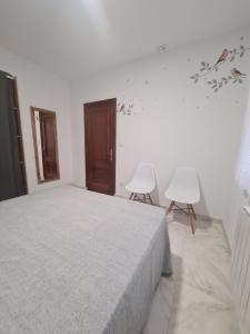 Łóżko lub łóżka w pokoju w obiekcie A Casa de Carmen