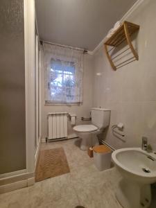 łazienka z toaletą i umywalką w obiekcie A Casa de Carmen w mieście Frije +24 zdjęcia