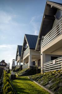 a row of houses with a black roof at OSADA Rokicie in Kluszkowce