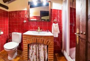 Koupelna v ubytování 'El Charcón' Casa con piscina compartida + 15 fotografií