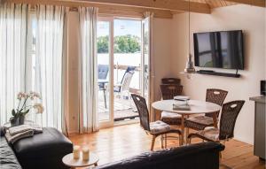 sala de estar con sofá y mesa con sillas en Amazing Home In Mirow With Lake View, en Mirow