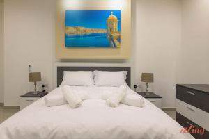Letto o letti in una camera di Luxurious Duplex Seafront Apt w Amazing Sea Views