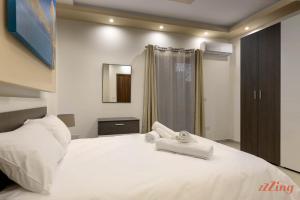 Letto o letti in una camera di Luxurious Duplex Seafront Apt w Amazing Sea Views