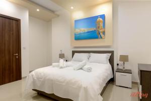 Letto o letti in una camera di Luxurious Duplex Seafront Apt w Amazing Sea Views