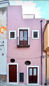 リーパリにあるAppartamenti Oretoのピンクの建物(バルコニー付)
