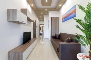 TV a/nebo společenská místnost v ubytování Luxurious Duplex Seafront Apt w Amazing Sea Views
