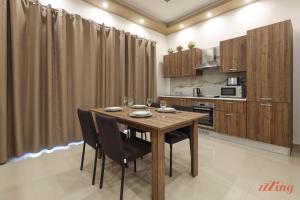 Cucina o angolo cottura di Luxurious Duplex Seafront Apt w Amazing Sea Views
