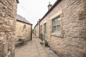 Poachers Cottage في ليبرن: زقاق بين مبنيين من الطوب مع نافذة +19 صورة