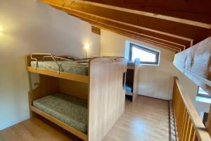 NiardoにあるL'Oasi nel Borgoの二段ベッド2組(階段付)が備わる客室です。