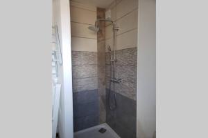 a bathroom with a shower with a glass door at Maison chaleureuse avec parking gratuit sur place in Saint-Romain-sur-Cher