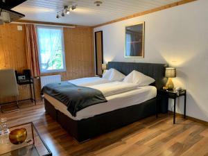 Кровать или кровати в номере Chalet Hotel Adler AG