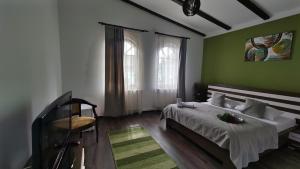 Tempat tidur dalam kamar di Magic Apartments Hunedoara
