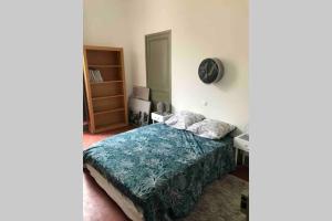 a bedroom with a bed with a blue blanket at Avignon centre ville appartement T3 meublé 2 chambres in Avignon