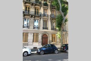 a group of cars parked in front of a building at Avignon centre ville appartement T3 meublé 2 chambres in Avignon