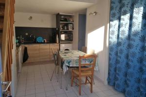 una cucina con un tavolo e sedie in una stanza di Maison Argeles sur mer proche plage ad Argelès-sur-Mer