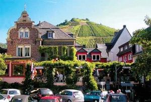 a bunch of cars parked in front of a house at Hotel Feiden Garni in Ediger-Eller