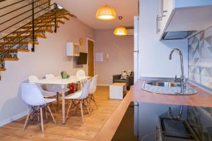una cucina e una sala da pranzo con lavandino e tavolo di C - Apartamento moderno con piscina compartida a Torrico